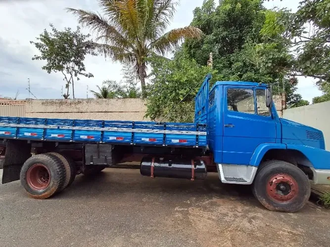 Caminhão impecável Mercedez Benz carroceria 1214