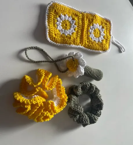 Kit Crochê - Porta Óculos + Batom + 2 Xuxinhas