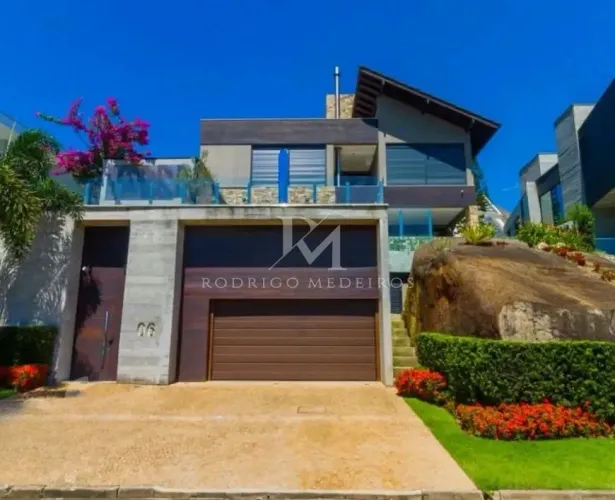 Casa de alto padrão à venda no Cacupé, Florianópolis-SC, com 3 suítes e vista para o mar