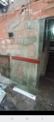 Vende-se porta de vidro, vasos sanitário,  pias 