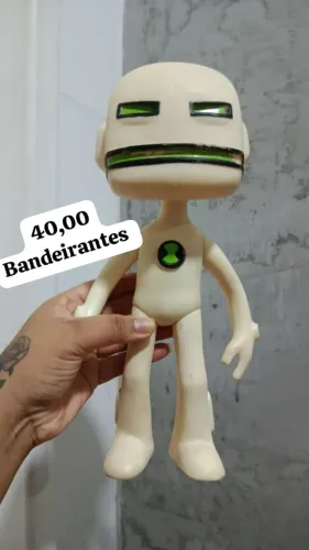 Boneco Eco Eco Alienígena em forma de Bem-10 (Bandeirantes).