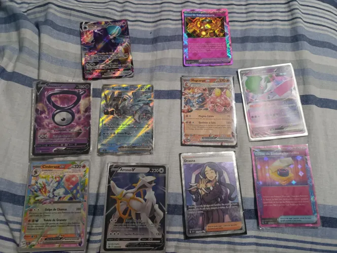 10 cartas pokémon raras quase todas em perfeito estado e nos sleaves