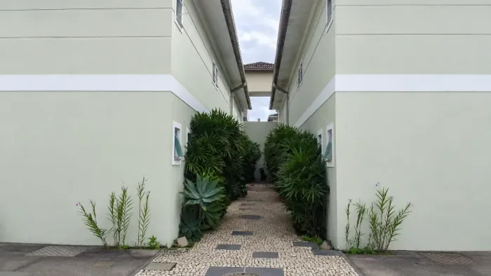 CASA DUPLEX: SALA, COZINHA AMERICANA, 02 (DUAS) SUÍTES