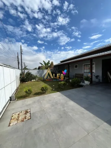 Casa Ampla com Piscina no Centro de Penha  Conforto, Localização e Qualidade