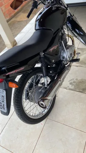 Vendo moto titan 150 ano 2008 ela está em ótimo estado n tem nenhum problema com ela