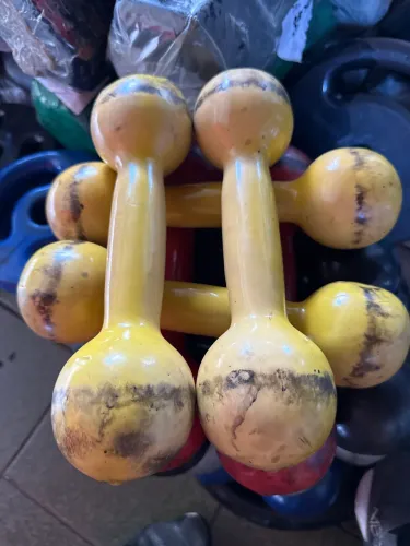 Par de halter emborrachado bola usado 3kg - R$ 60