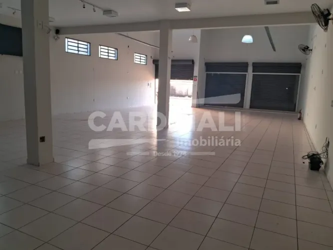 Salão comercial com ótima localização, pé direito alto e mezanino.