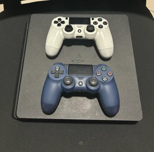 Playstation 4(PS4) - Slim 1TB, 3 jogos, 2 controles originais