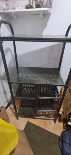 Rack multiuso com pedras de mármore em aço preto