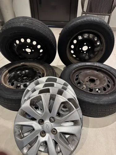 Vendo conjunto de rodas com pneus e calotas