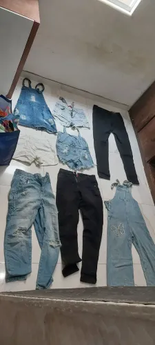 Peças de roupas femininas e bolsas.