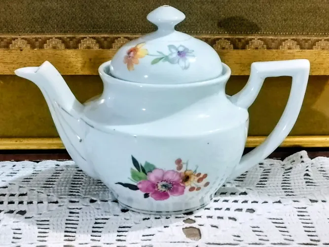 Bule de Chá Porcelana São Pedro 800 ml e 15 cm de altura. Está perfeito 
