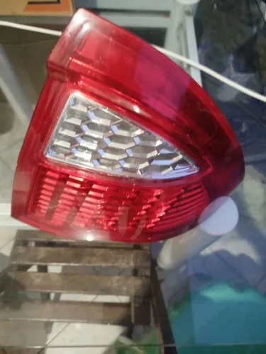 Lanterna carro Ford.
