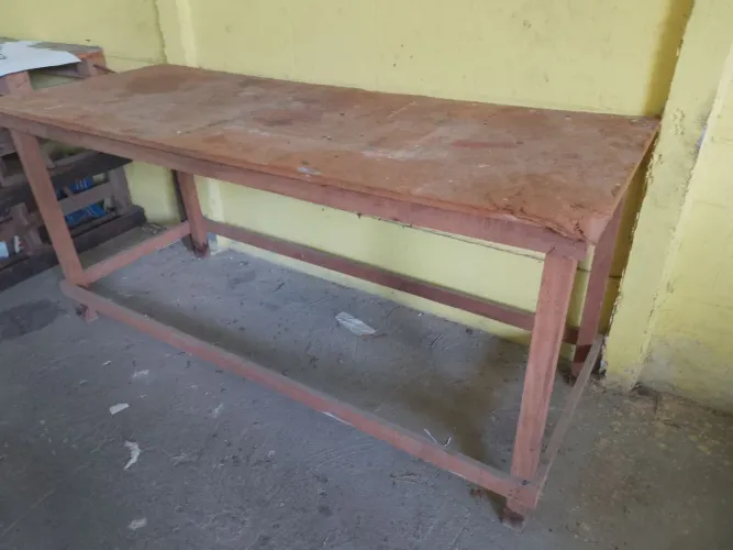 Mesa de madeira bancada para trabalhar 
