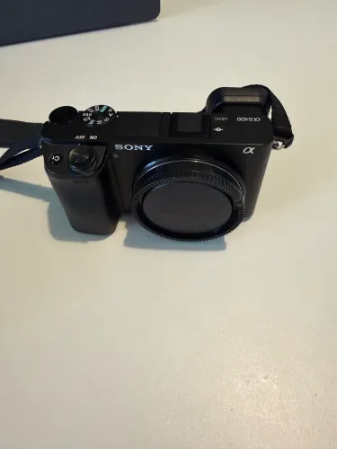 Sony a6400 + lente do kit.