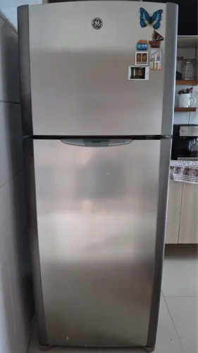 Vendo Geladeira GE , 300 L, em bom estado, com o compressor queimado.