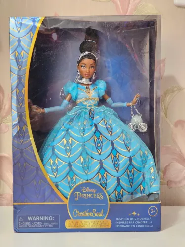 Boneca Barbie Disney Princess Cinderella Negra Creative Soul lacrada na caixa