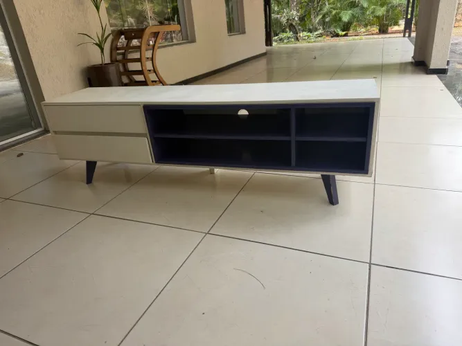 rack para TV com 2 gavetas e nichos
