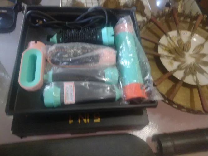 Secador de cabelo com vários acessórios sem uso