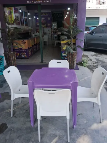 Conjunto de mesa e cadeiras reforçadas com pés de aço.