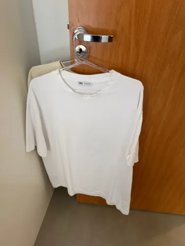 Camiseta branca Zara ? minimalista, grossinha e muito versátil