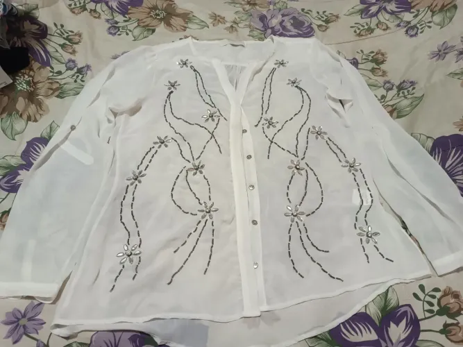 Blusão com lindos detalhes e pedras