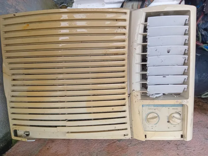 Vendo ar condicionado queimado e usado. Ambos de caixa, 7.500 btu