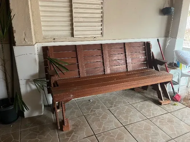 Banco de madeira que vira mesa