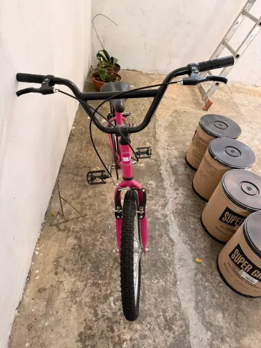 Vendo uma bicicleta aro 20 muito nova