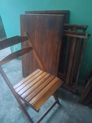 Mesa e cadeiras de madeira vem .
