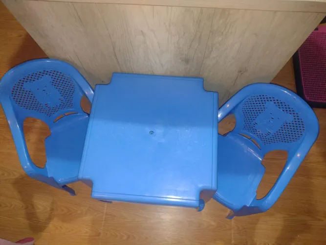 Mesa com cadeira de plástico