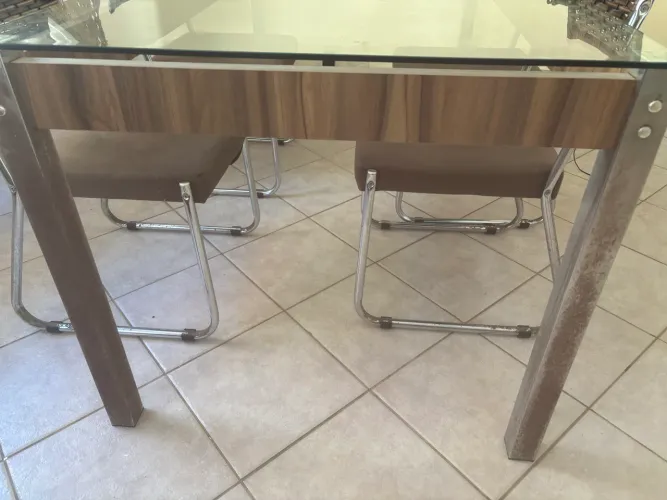 Mesa e cadeiras