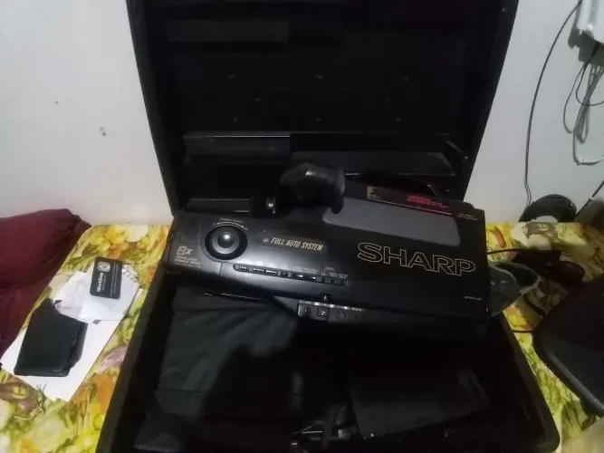 Vendo filmadora charpp modelo 170 completa com a maleta ( watt *.