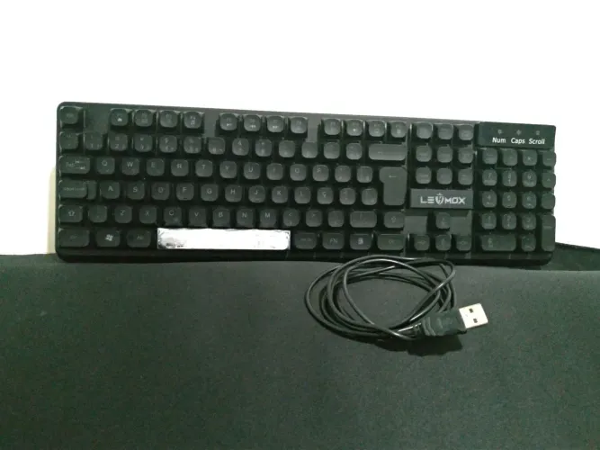 TECLADO DE MEMBRANA-SEMINOVO- com apenas duas semanas de uso, perfeito para jogar e estuda