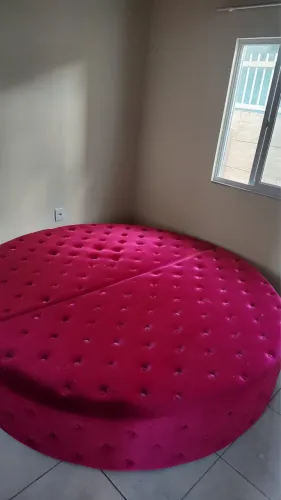 Cama redonda vira sofá 