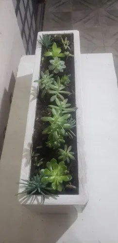 Jardineira da cor branca tm 16x16x62cm vl: 90R$