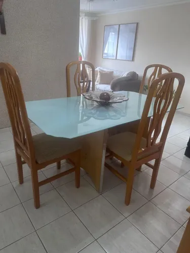 Conjunto de jantar com 4 cadeiras . Tampo da mesa de 1,80m com 0,90m.