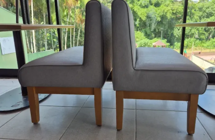 Conjunto de 9 (nove) Bancos estofados com pés de madeira para 2 pessoas