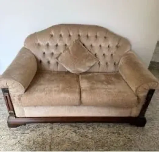 Sofá 2 lugares (capitonê) Mogno maciço R$ 800 - 1.800