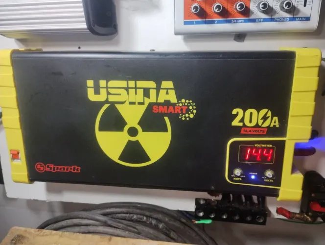 Fonte usina smart carregado de bateria 200 amperes de 12.6 A 13.6 e 14.6 V