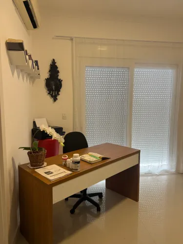 Mesa de escritório da TOK STOK 