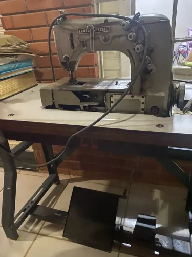 Máquinas de costura, cofre e outros