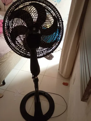 Ventilador grande com pé ajustável