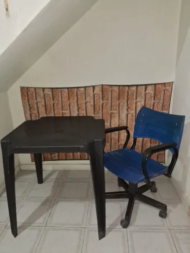 Mesa e cadeira de escritório
