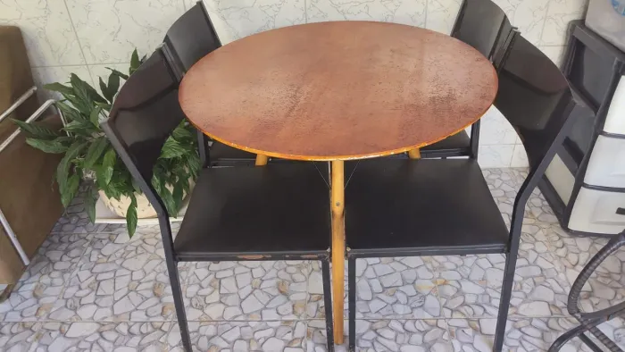 vendo uma mesa redonda com 4 cadeiras de alumínio 