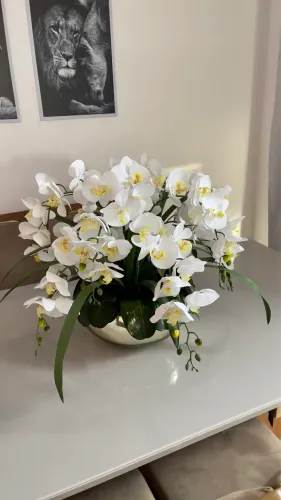 Arranjo de orquídeas com vaso de vidro