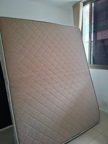 Cama box Queen com colchão Queen 