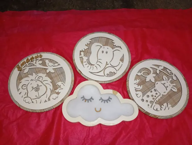Vendo quadro de quarto de bebê só em mãos ?