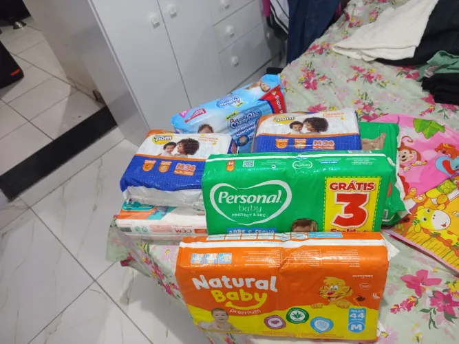 Vende se 7 pacote de fralda fechada tamanho M