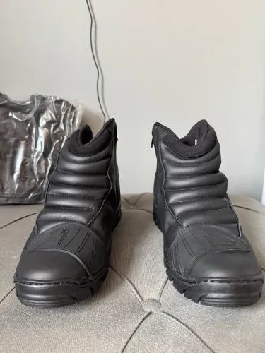 Bota coturno com zíper 